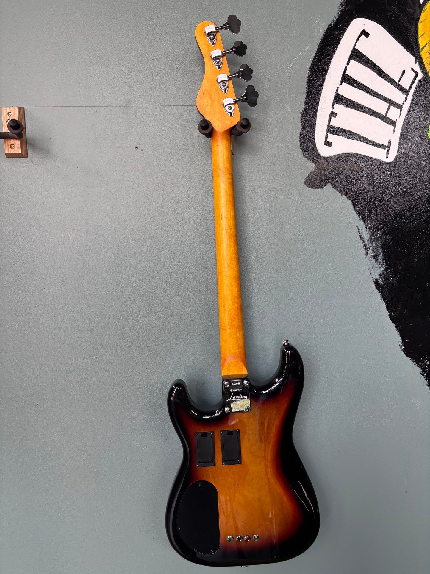 Landing Basses L300 Short Scale Bass