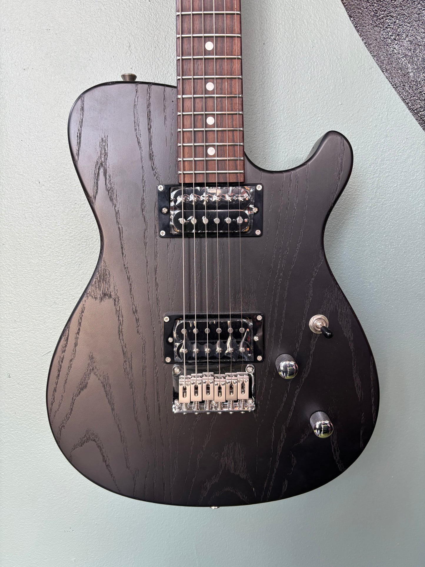 Magneto U-Wave Classic Ash UW-2311 Transparent Black Electric Guitar