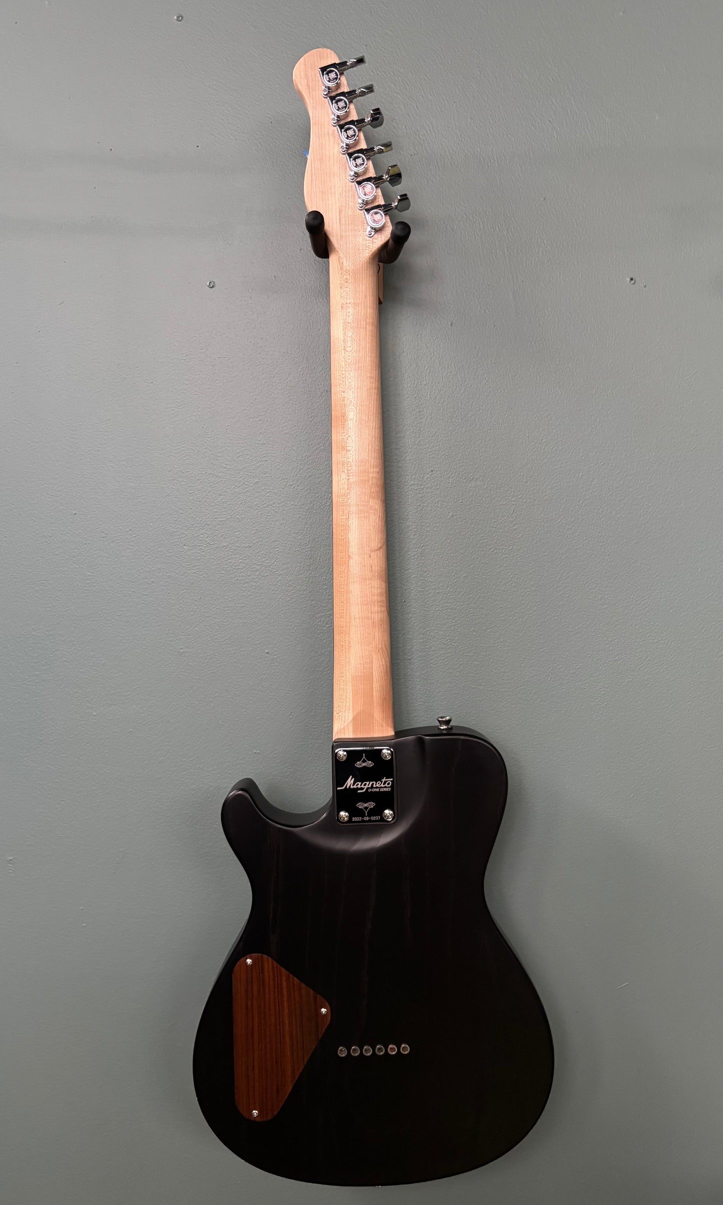 Magneto U-Wave Classic Ash UW-2311 Transparent Black Electric Guitar