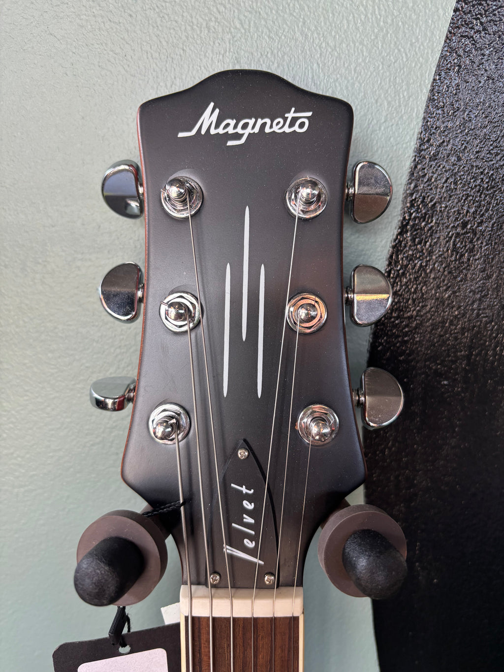 Magneto Velvet Deluxe Electric Guitar