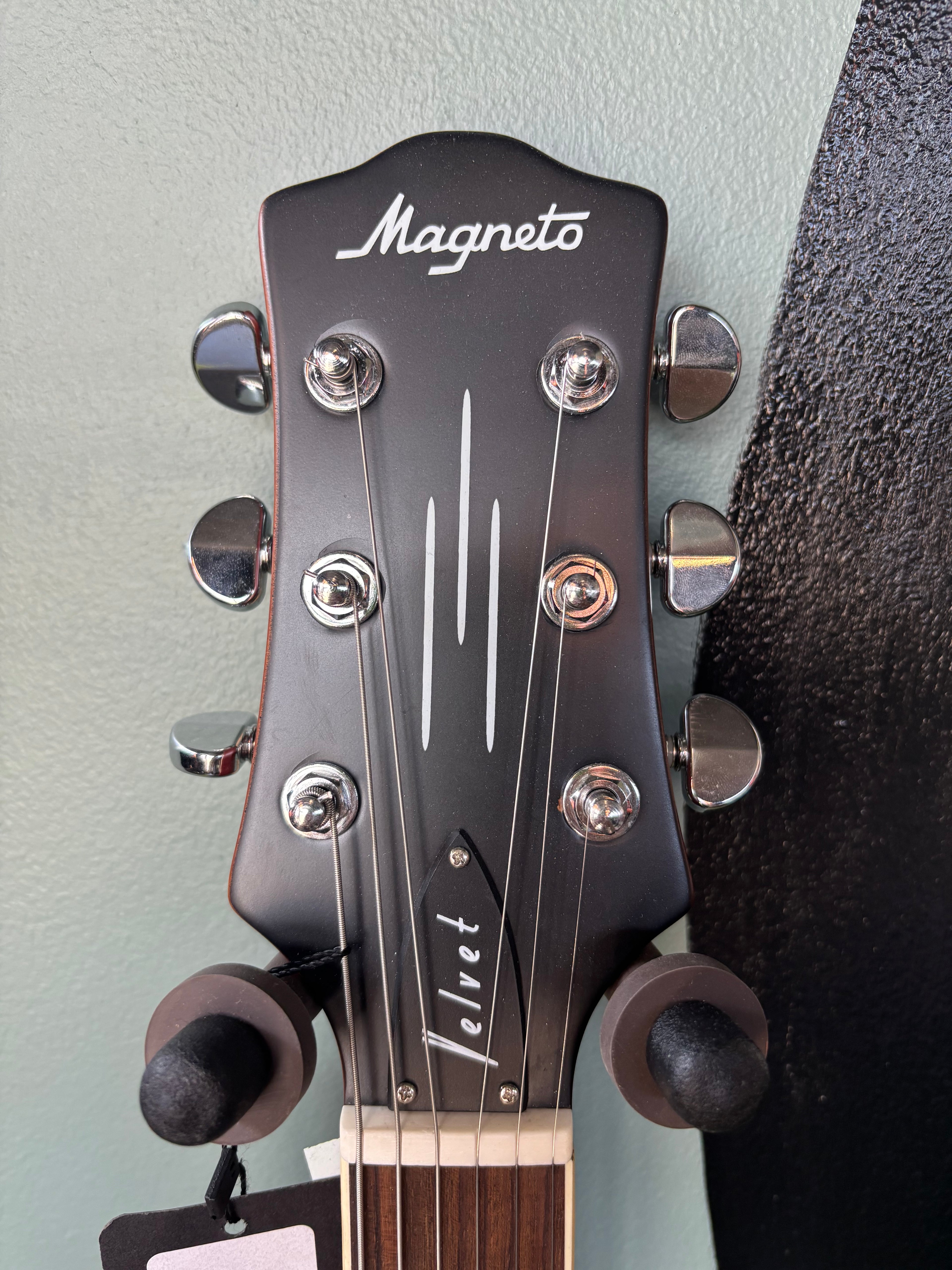 Magneto Velvet Deluxe Electric Guitar