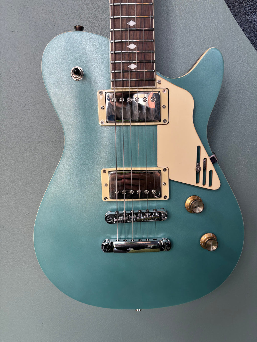 Magneto Velvet Deluxe Electric Guitar