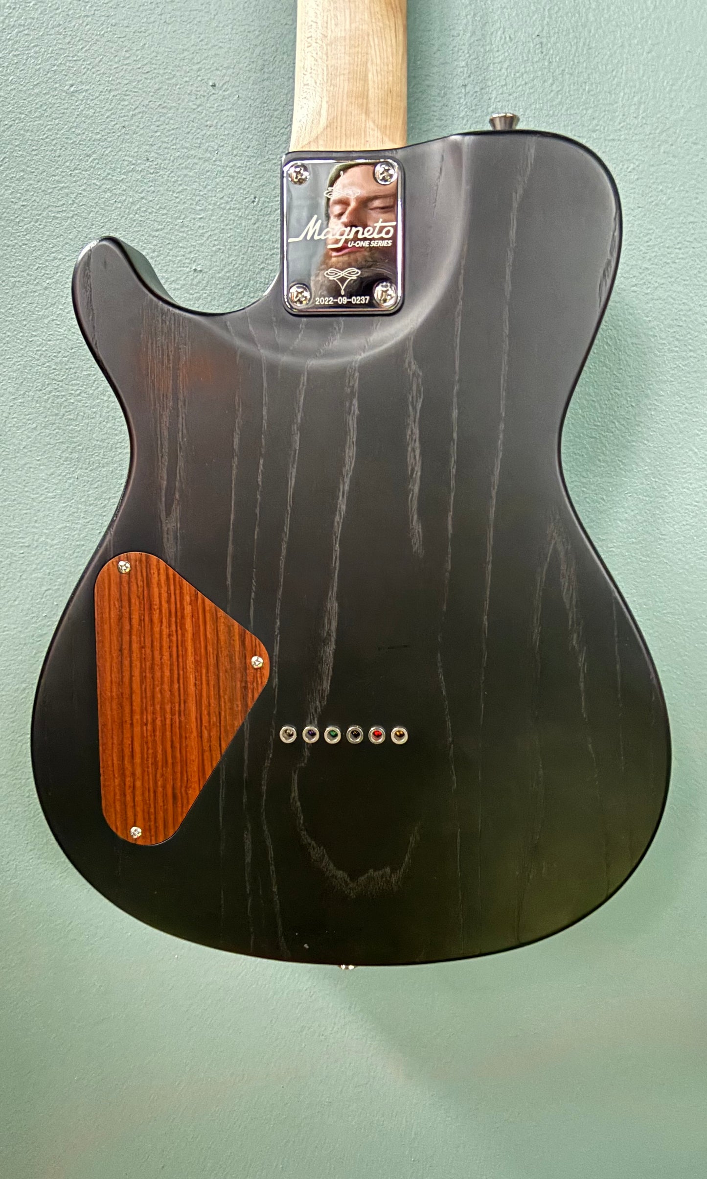 Magneto U-Wave Classic Ash UW-2311 Transparent Black Electric Guitar