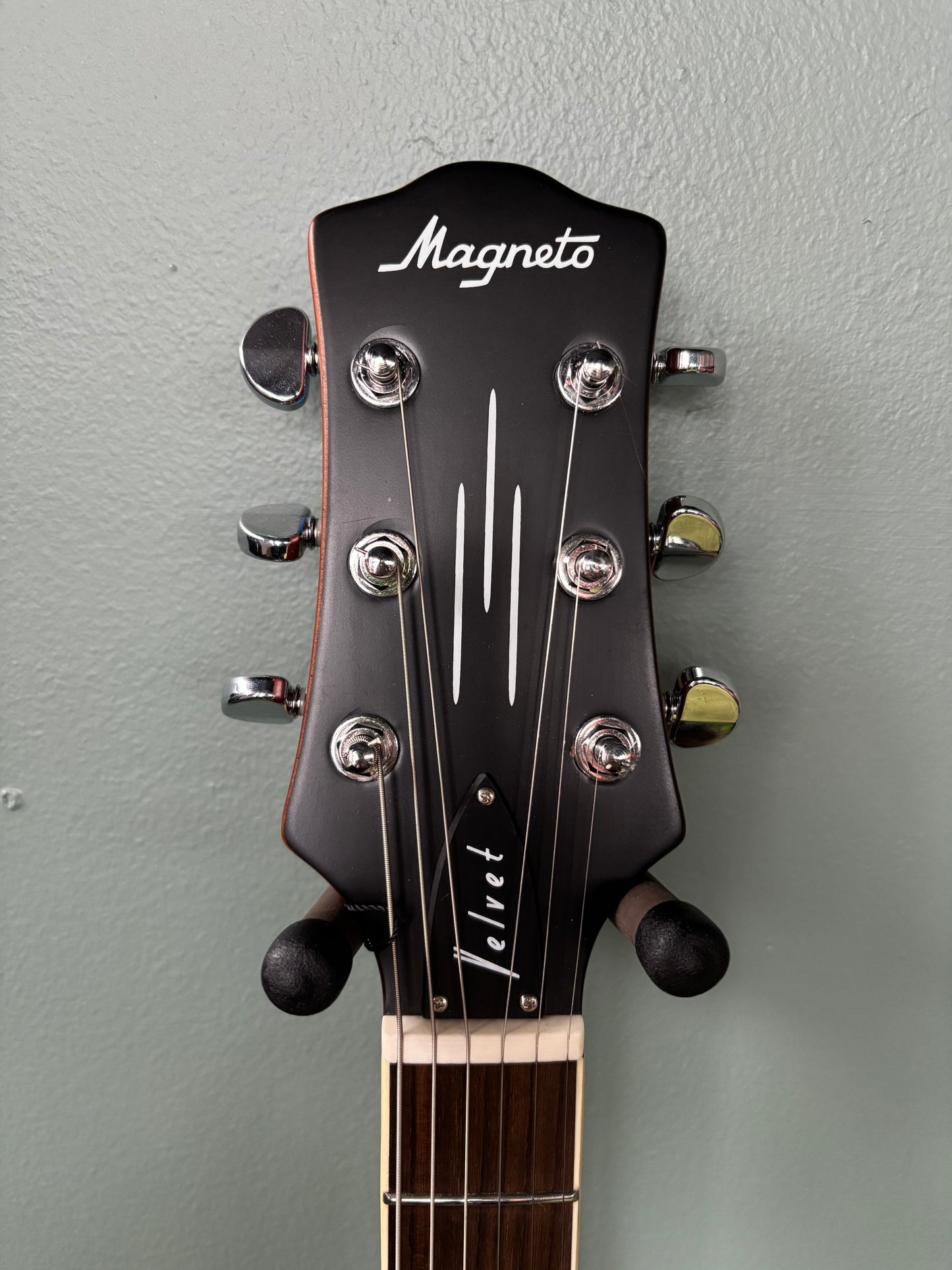 Magneto Velvet Deluxe Electric Guitar