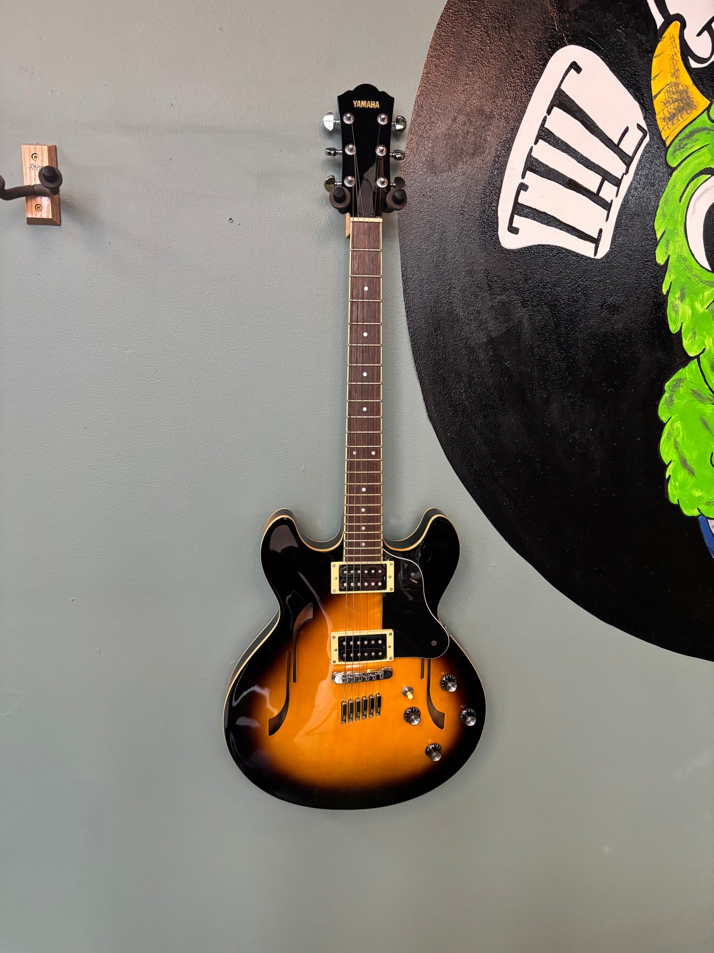 Used Yamaha SA500 Semi-Hollow Electric Guitar