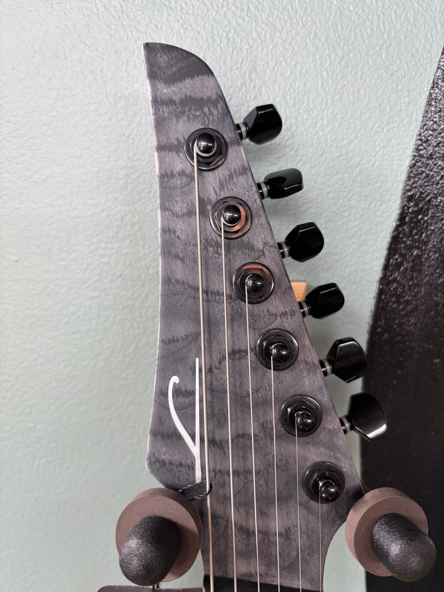 Legator Ninja FSS 6-String - Black Quilted Maple