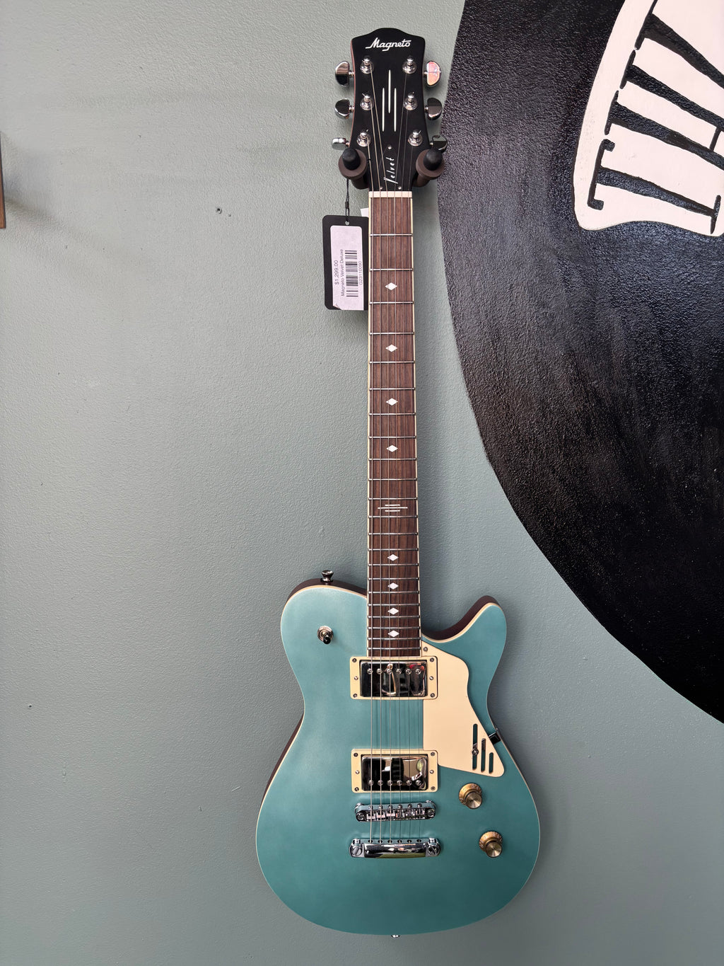 Magneto Velvet Deluxe Electric Guitar