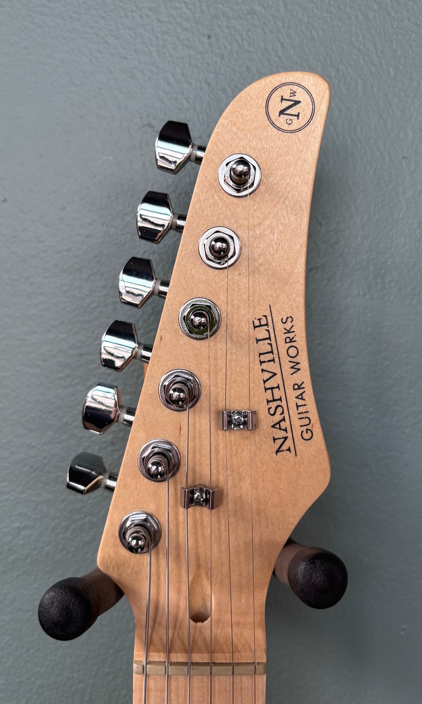 Nashville Guitar Works 125BK Single Cut Maple Fingerboard (gig bag included)
