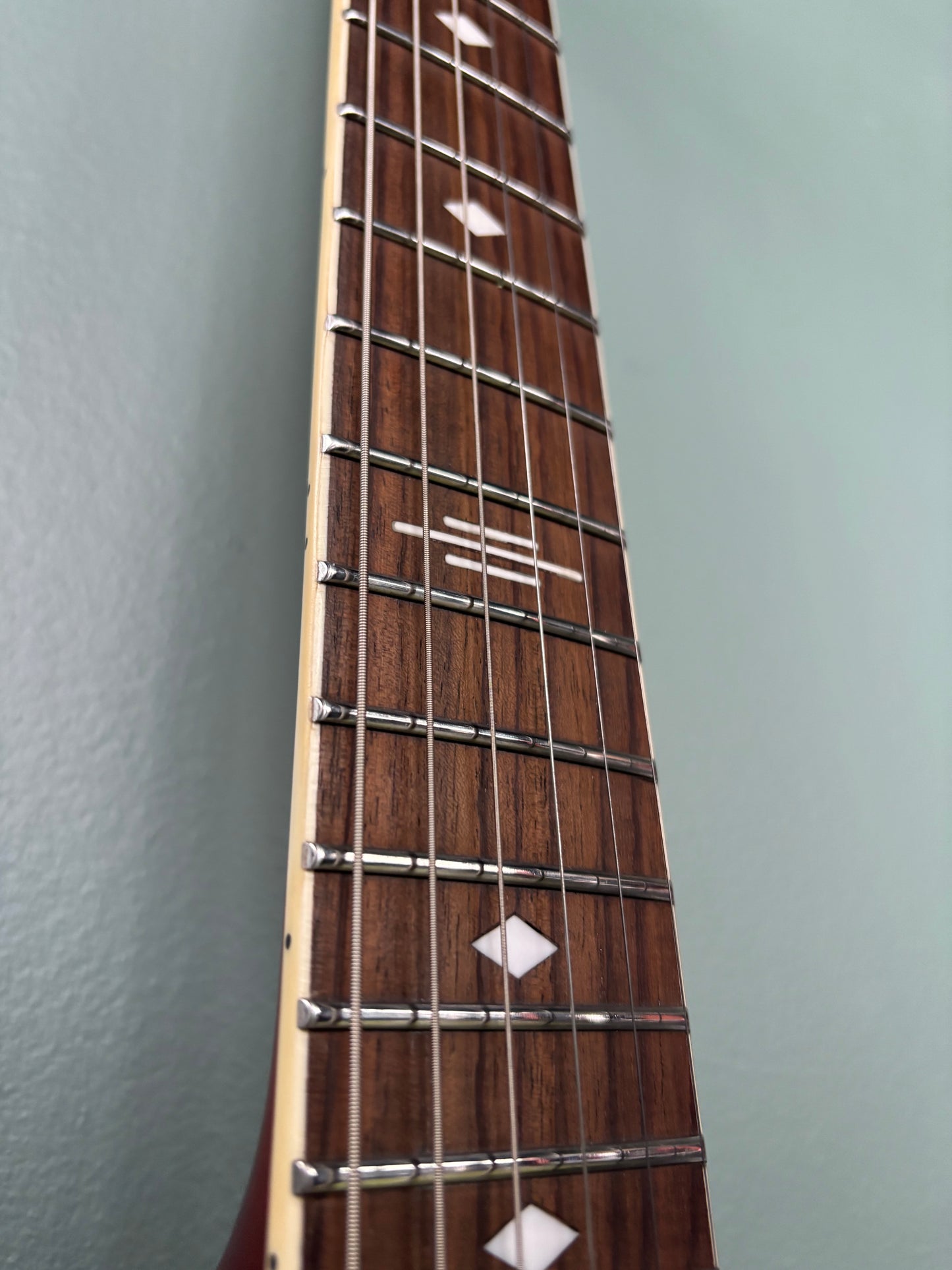 Magneto Velvet Deluxe Electric Guitar