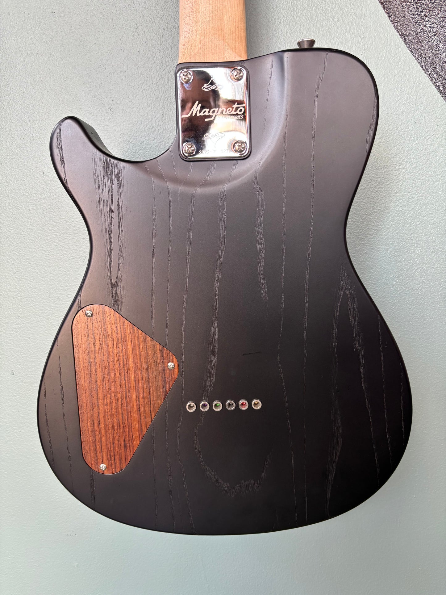 Magneto U-Wave Classic Ash UW-2311 Transparent Black Electric Guitar