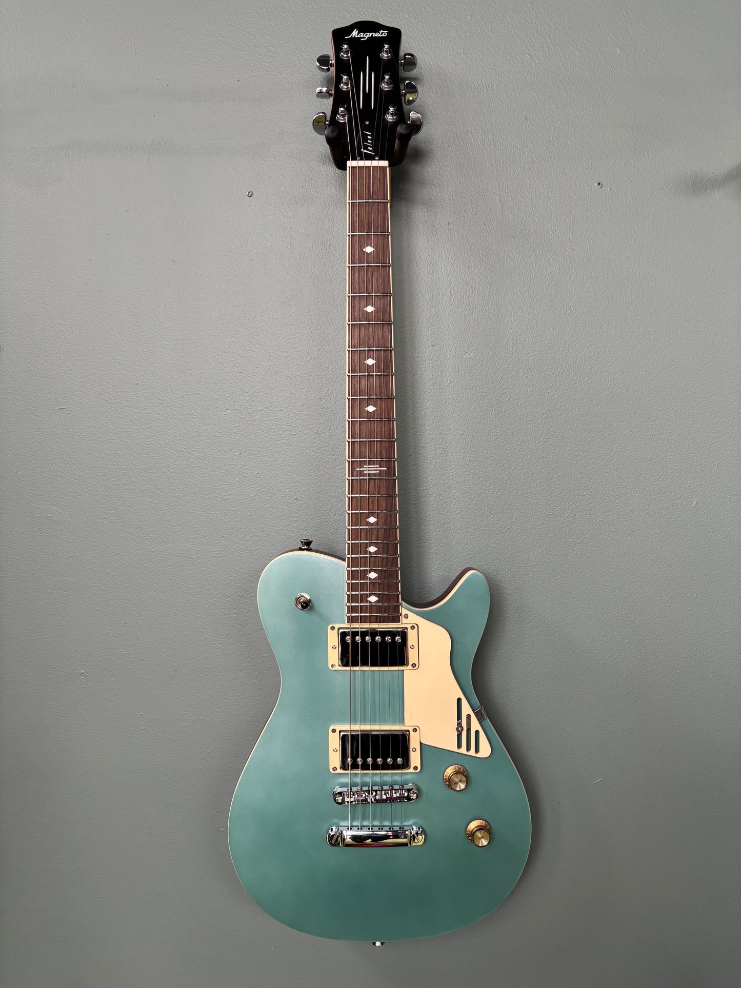 Magneto Velvet Deluxe Electric Guitar