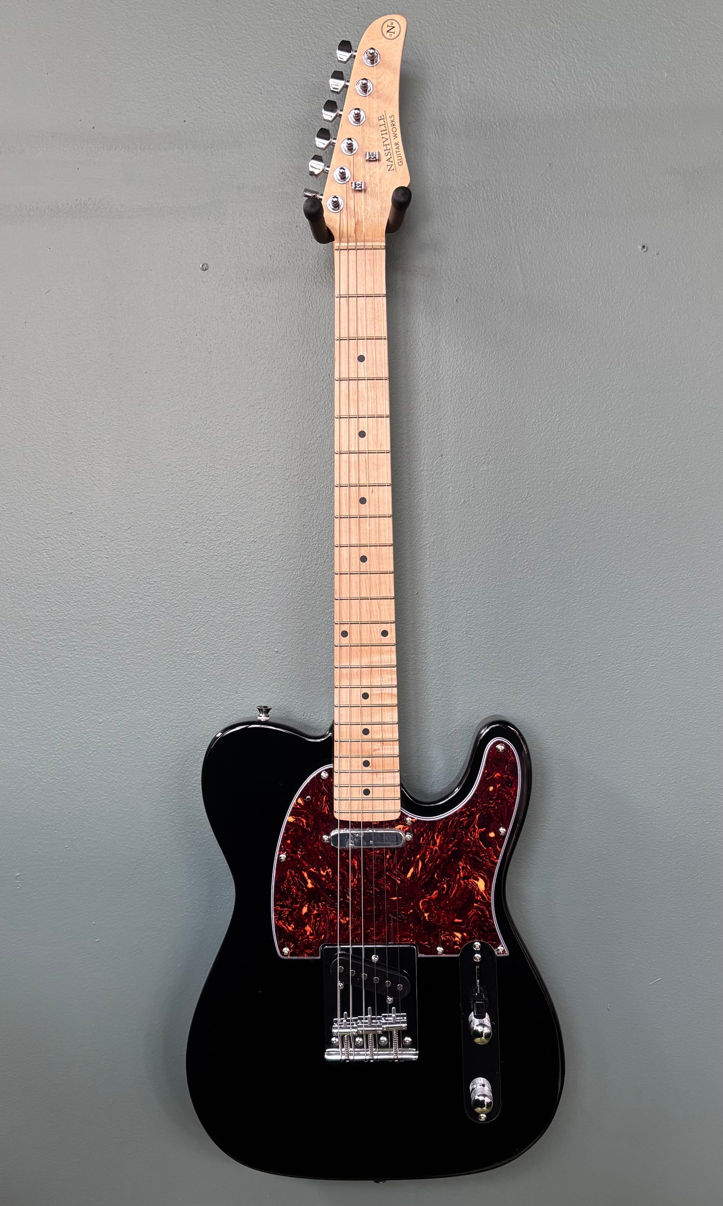 Nashville Guitar Works 125BK Single Cut Maple Fingerboard (gig bag included)