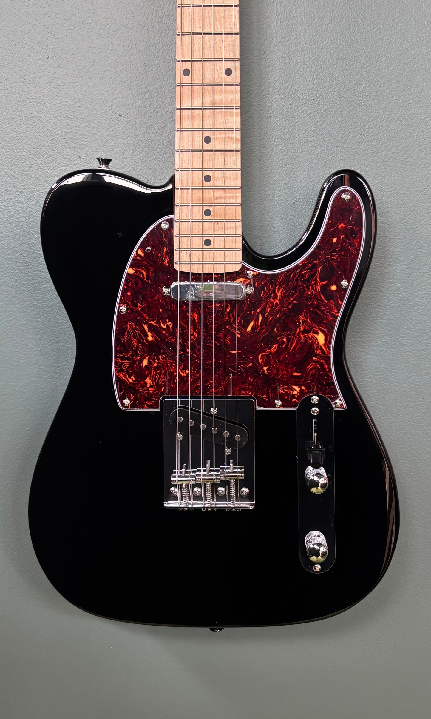 Nashville Guitar Works 125BK Single Cut Maple Fingerboard (gig bag included)